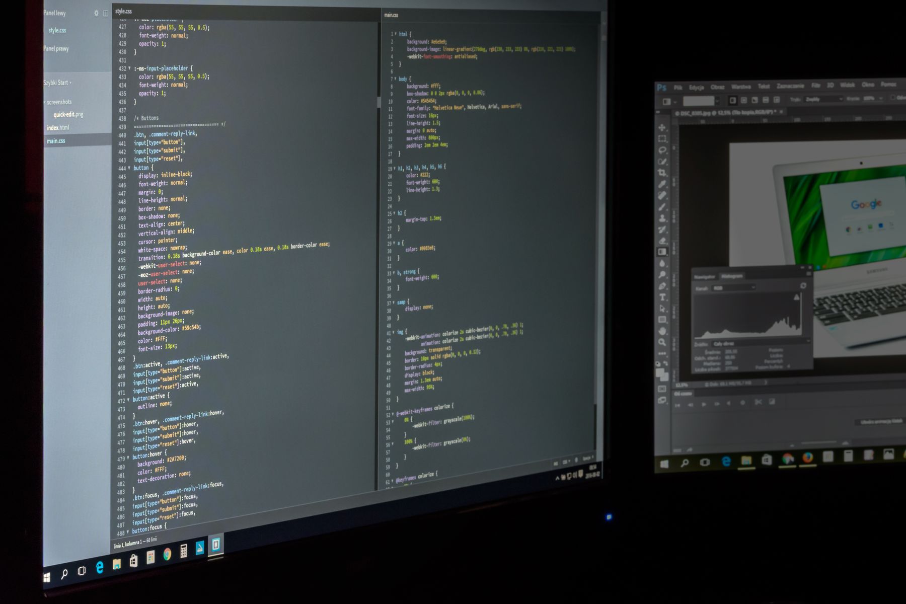 Deux écrans : le code d’un site d’un côté, une maquette graphique de l’autre